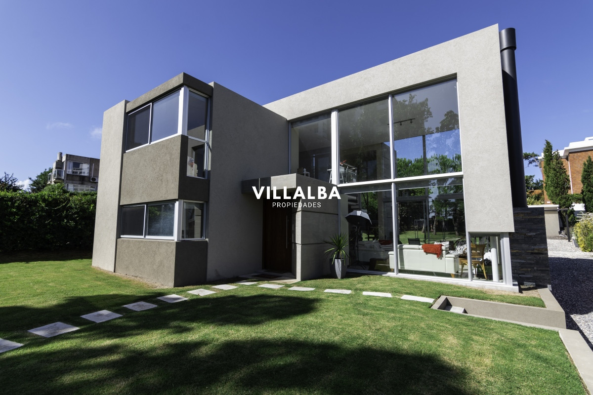 Casa ID.3161 - Casa en Venta Moderna de construccion tradicional, cerca del mar. 