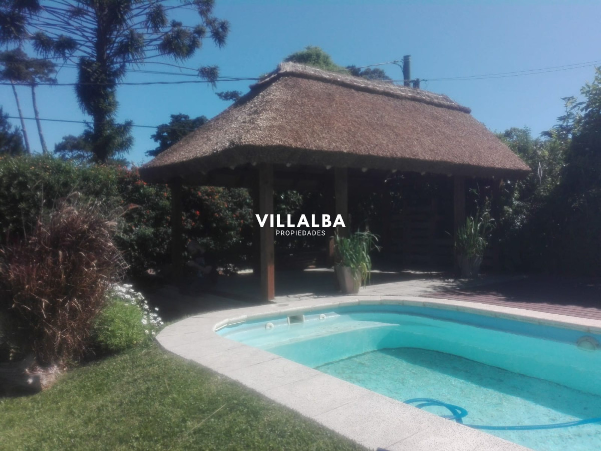 Apartamento ID.3670 - Venta casa de 6 dormitorios en  Punta del Este