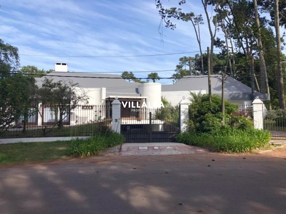 Apartamento ID.3348 - Excelente residencia en una de las zonas más exclusivas de Punta del Este.