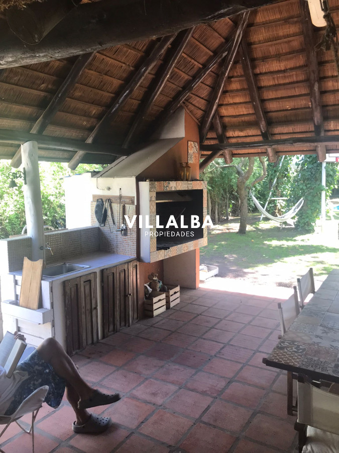 Casa ID.886 - Casa en Venta Pinares con piscina y Parrillero. 