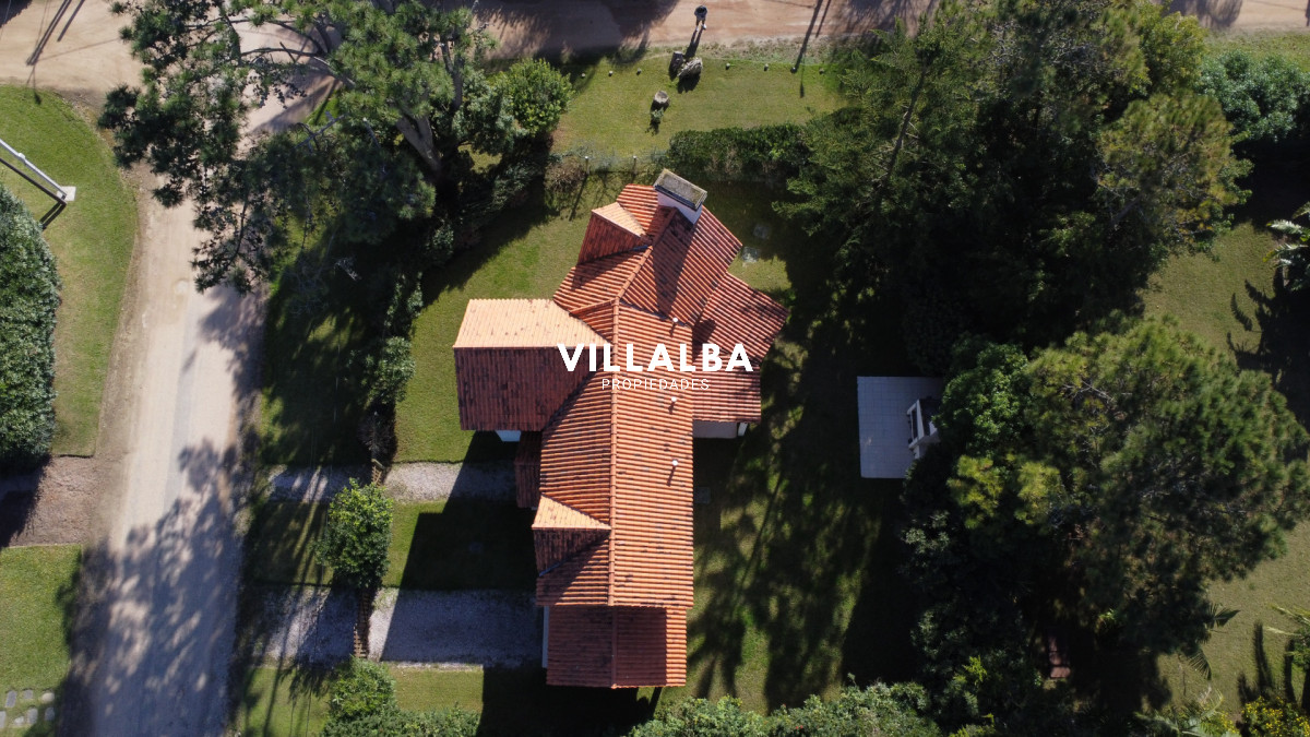 Casa ID.4558 - 4 dormitorios, jardín y ubicación privilegiada en Rincón del Indio