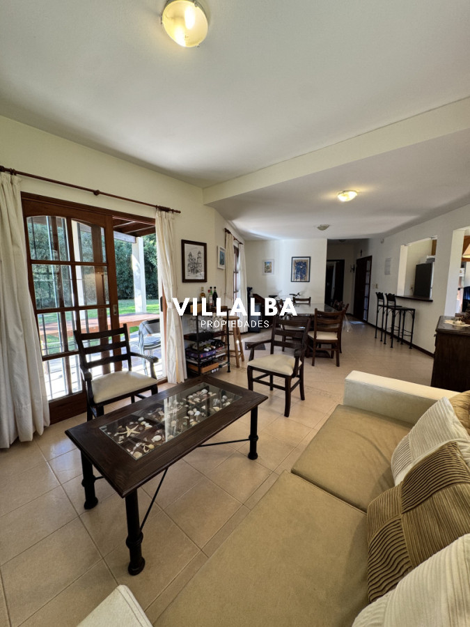 Casa ID.4558 - 4 dormitorios, jardín y ubicación privilegiada en Rincón del Indio