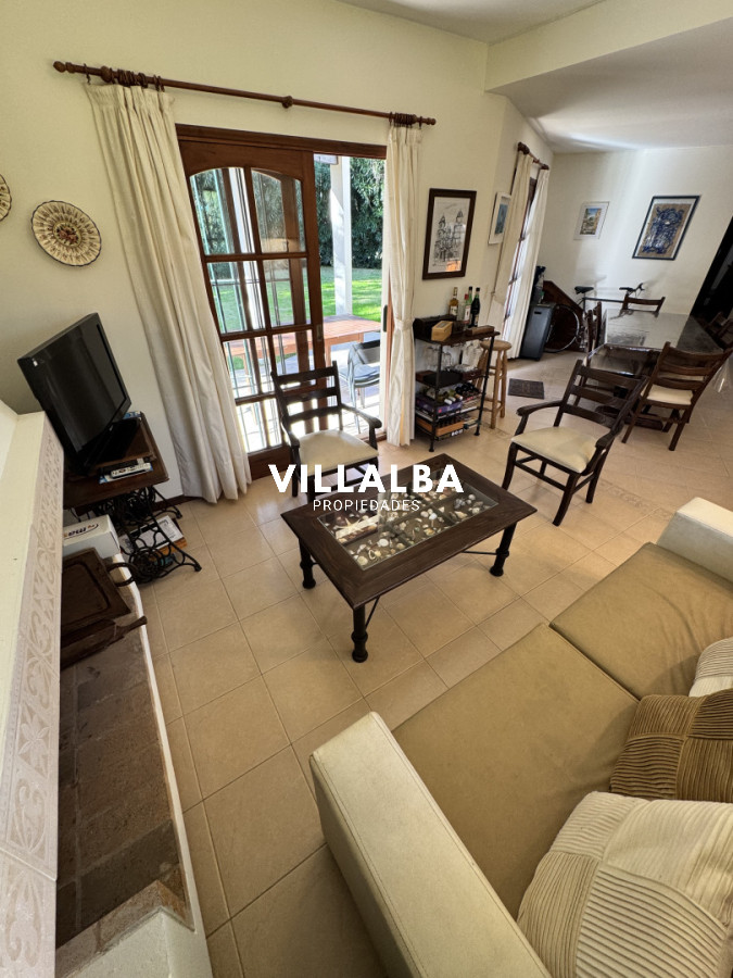 Casa ID.4558 - 4 dormitorios, jardín y ubicación privilegiada en Rincón del Indio