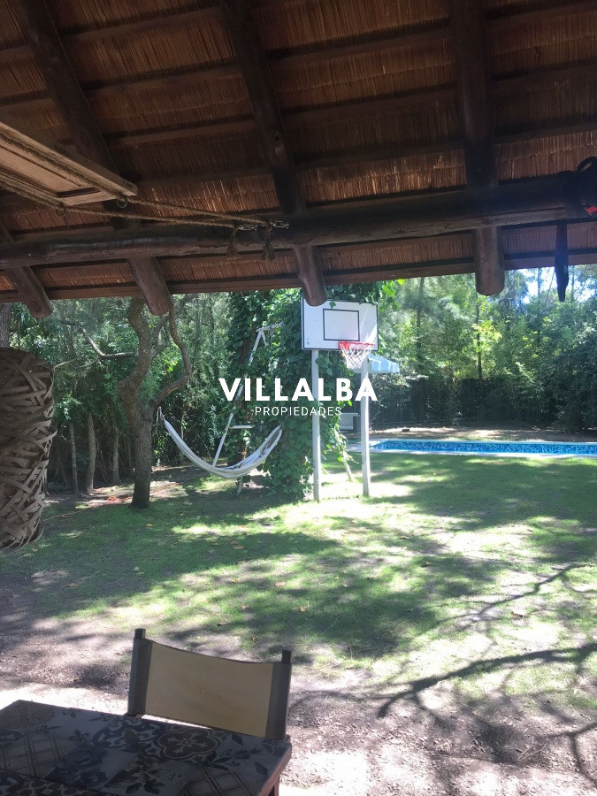 Casa ID.886 - Casa en Venta Pinares con piscina y Parrillero. 