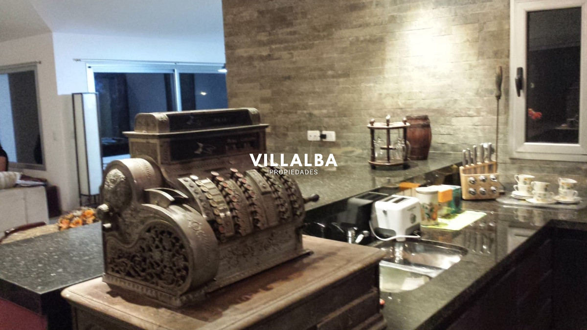 Apartamento ID.3670 - Venta casa de 6 dormitorios en  Punta del Este