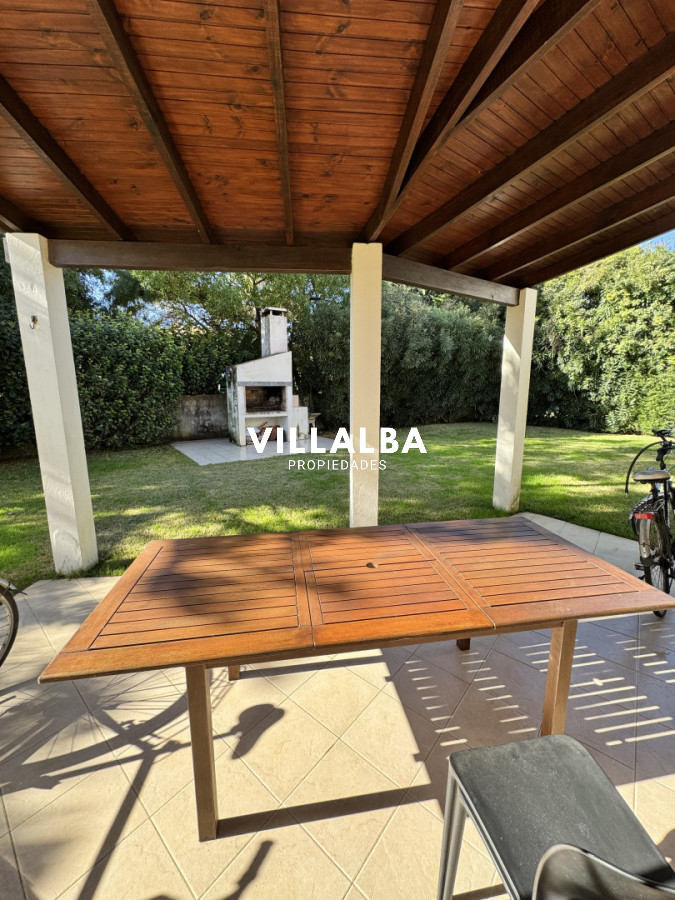 Casa ID.4558 - 4 dormitorios, jardín y ubicación privilegiada en Rincón del Indio