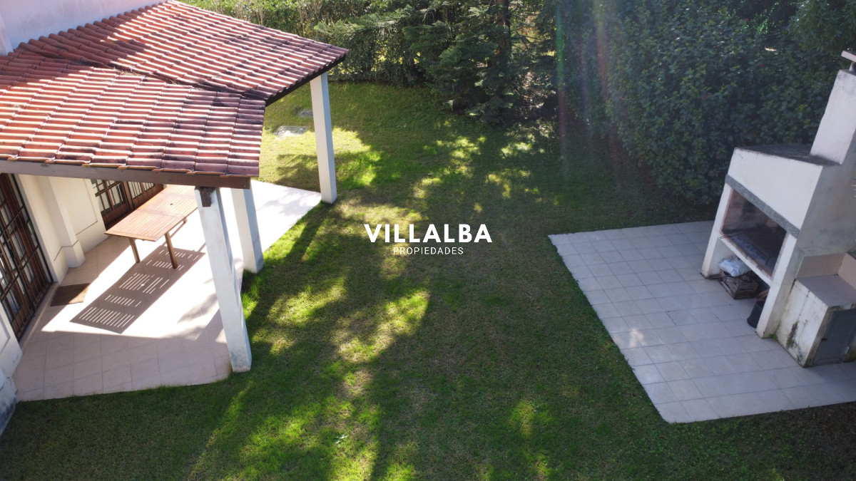 Casa ID.4558 - 4 dormitorios, jardín y ubicación privilegiada en Rincón del Indio