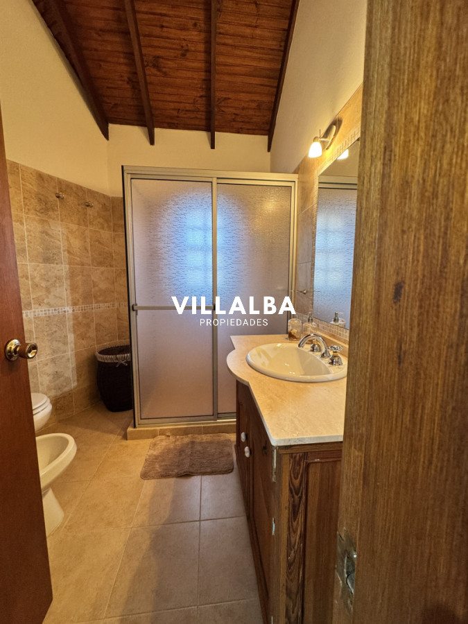 Casa ID.4558 - 4 dormitorios, jardín y ubicación privilegiada en Rincón del Indio