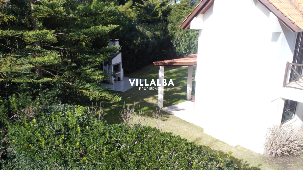 Casa ID.4558 - 4 dormitorios, jardín y ubicación privilegiada en Rincón del Indio
