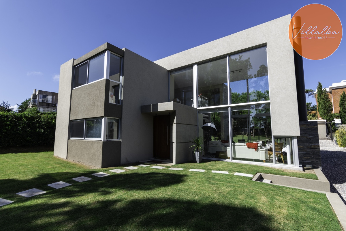 Casa ID.3161 - Casa en Venta Moderna de construccion tradicional, cerca del mar. 