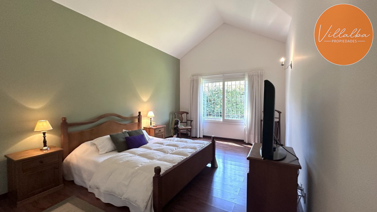 Casa ID.3595 - Casa en venta en Playa Mansa en privilegiada ubicación, una manzana sólo para ella.