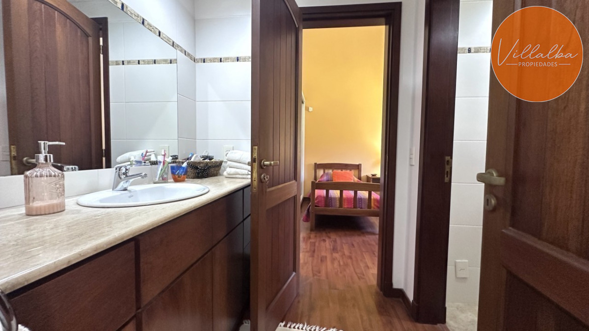 Casa ID.3595 - Casa en venta en Playa Mansa en privilegiada ubicación, una manzana sólo para ella.