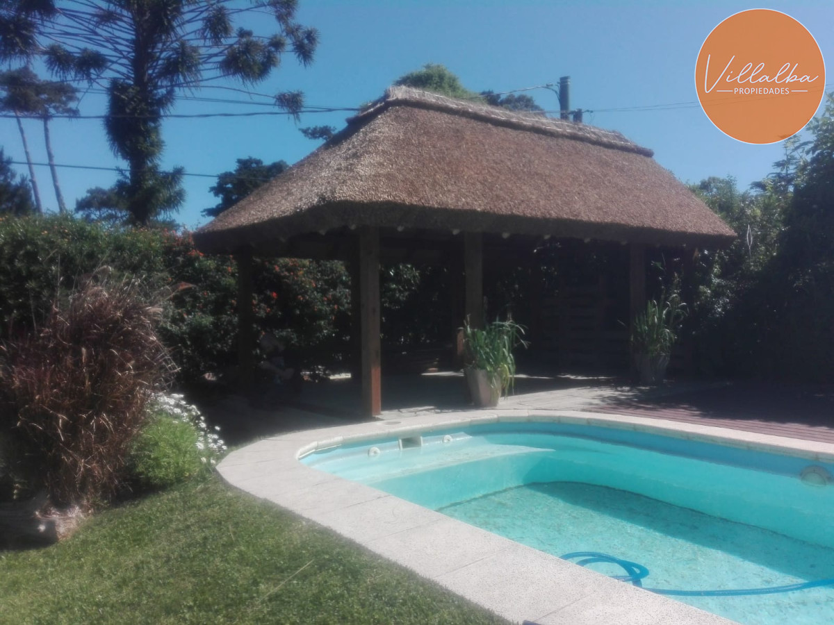 Apartamento ID.3670 - Venta casa de 6 dormitorios en  Punta del Este
