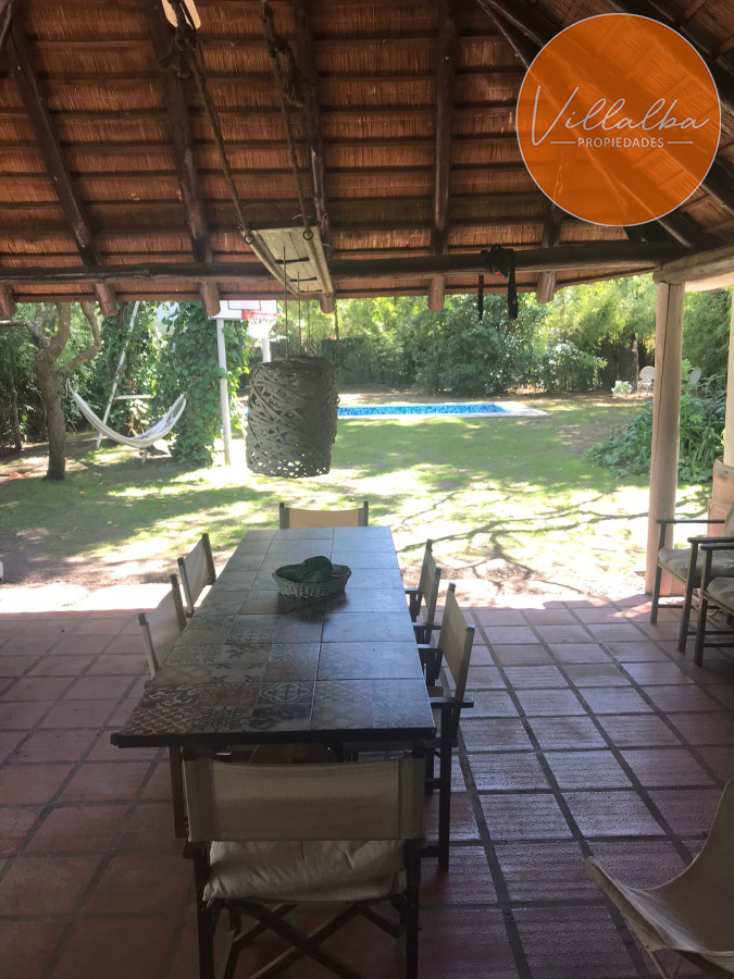 Casa ID.886 - Casa en Venta Pinares con piscina y Parrillero. 