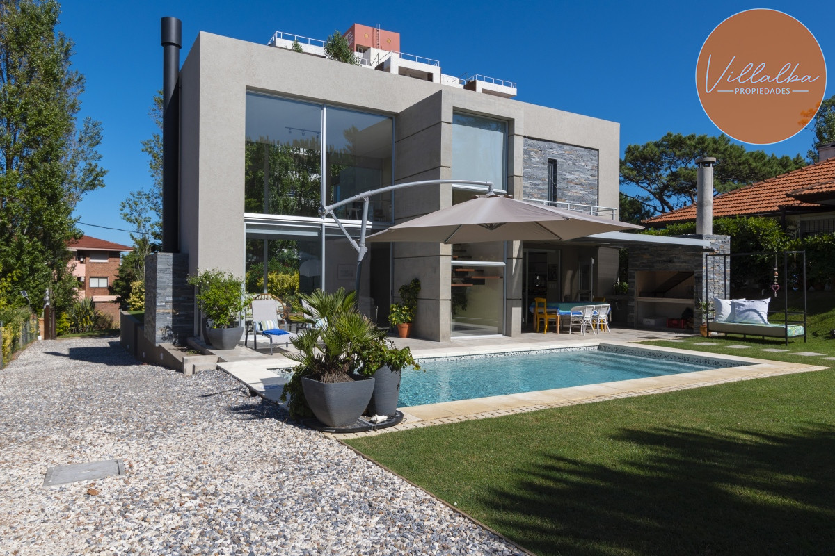 Casa ID.3161 - Casa en Venta Moderna de construccion tradicional, cerca del mar. 