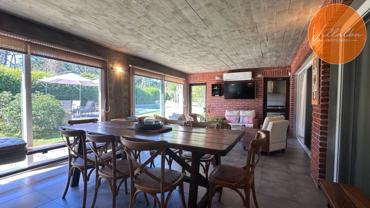 Casa ID.3595 - Casa en venta en Playa Mansa en privilegiada ubicación, una manzana sólo para ella.