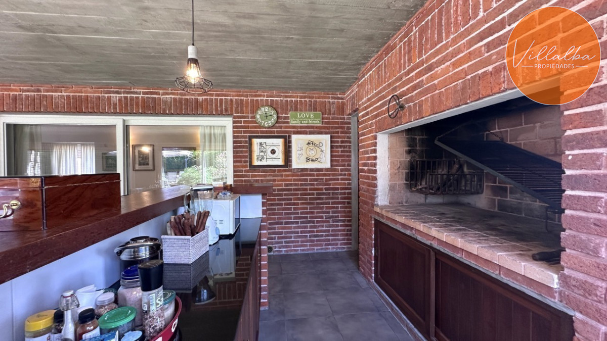 Casa ID.3595 - Casa en venta en Playa Mansa en privilegiada ubicación, una manzana sólo para ella.
