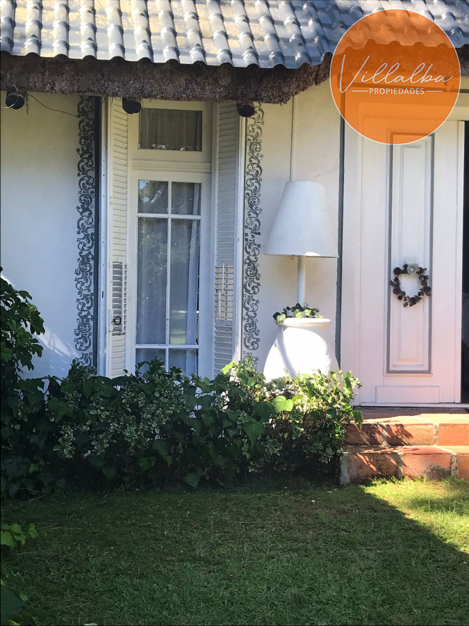 Casa ID.886 - Casa en Venta Pinares con piscina y Parrillero. 