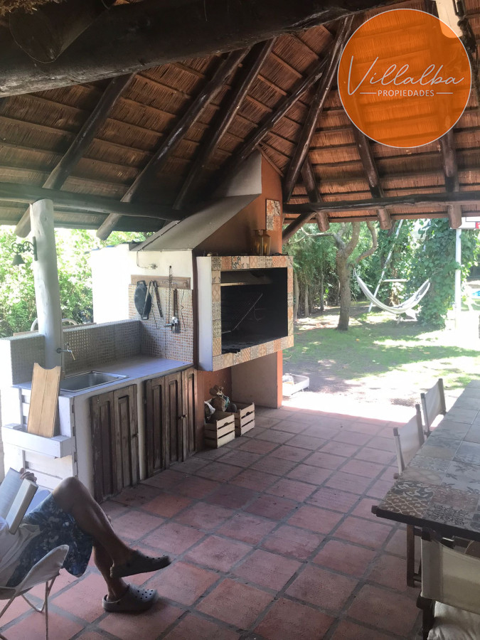Casa ID.886 - Casa en Venta Pinares con piscina y Parrillero. 