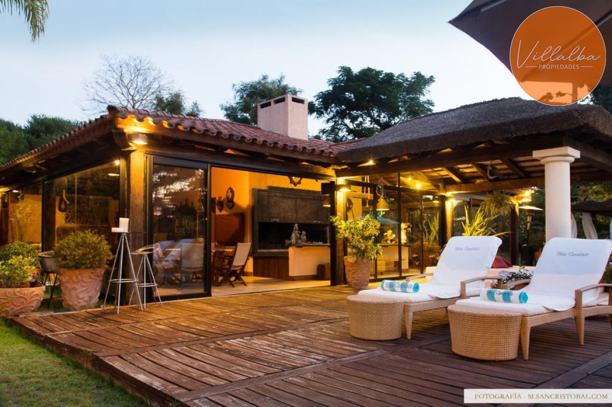 Casa ID.940 - Espectacular casa en el barrio Beverly Hills.