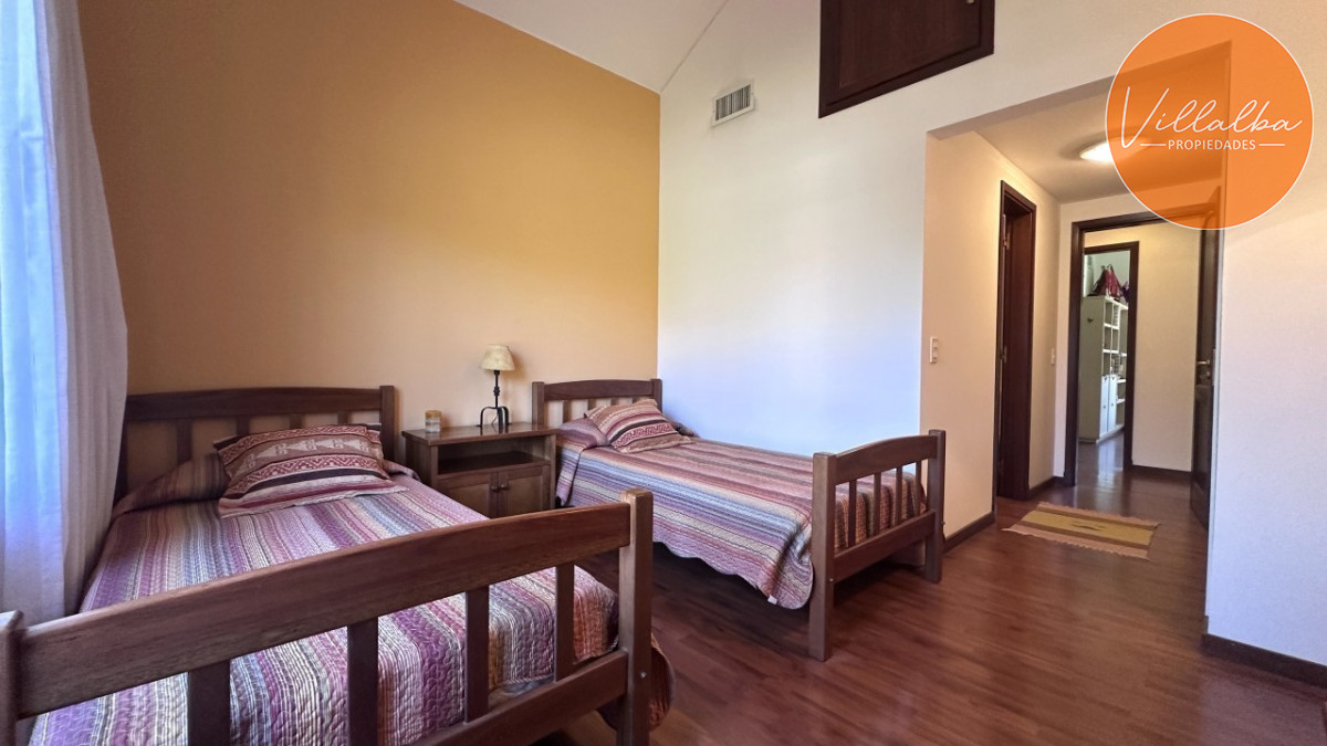 Casa ID.3595 - Casa en venta en Playa Mansa en privilegiada ubicación, una manzana sólo para ella.
