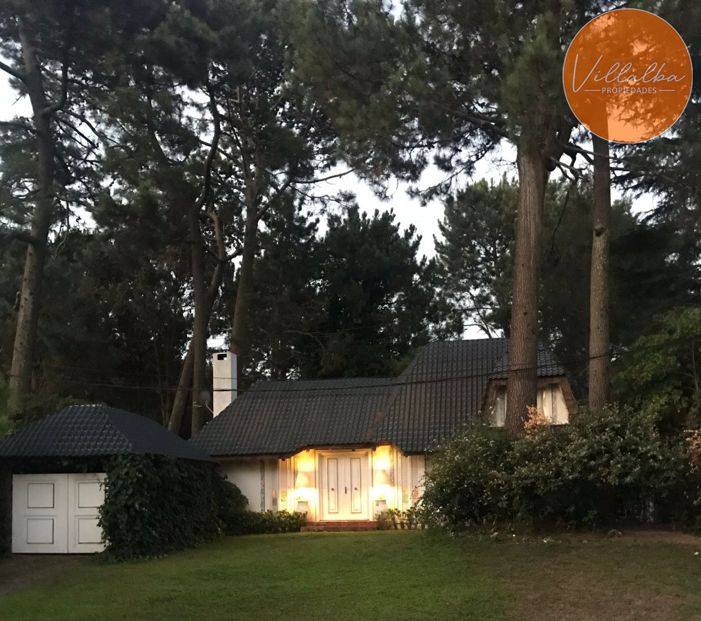 Casa ID.886 - Casa en Venta Pinares con piscina y Parrillero. 