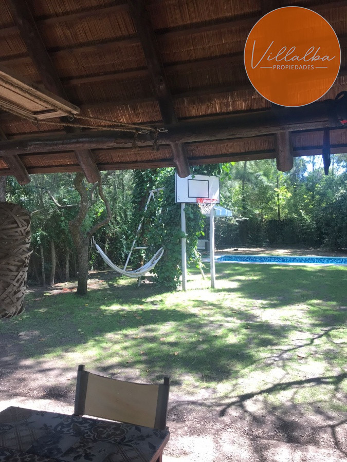 Casa ID.886 - Casa en Venta Pinares con piscina y Parrillero. 