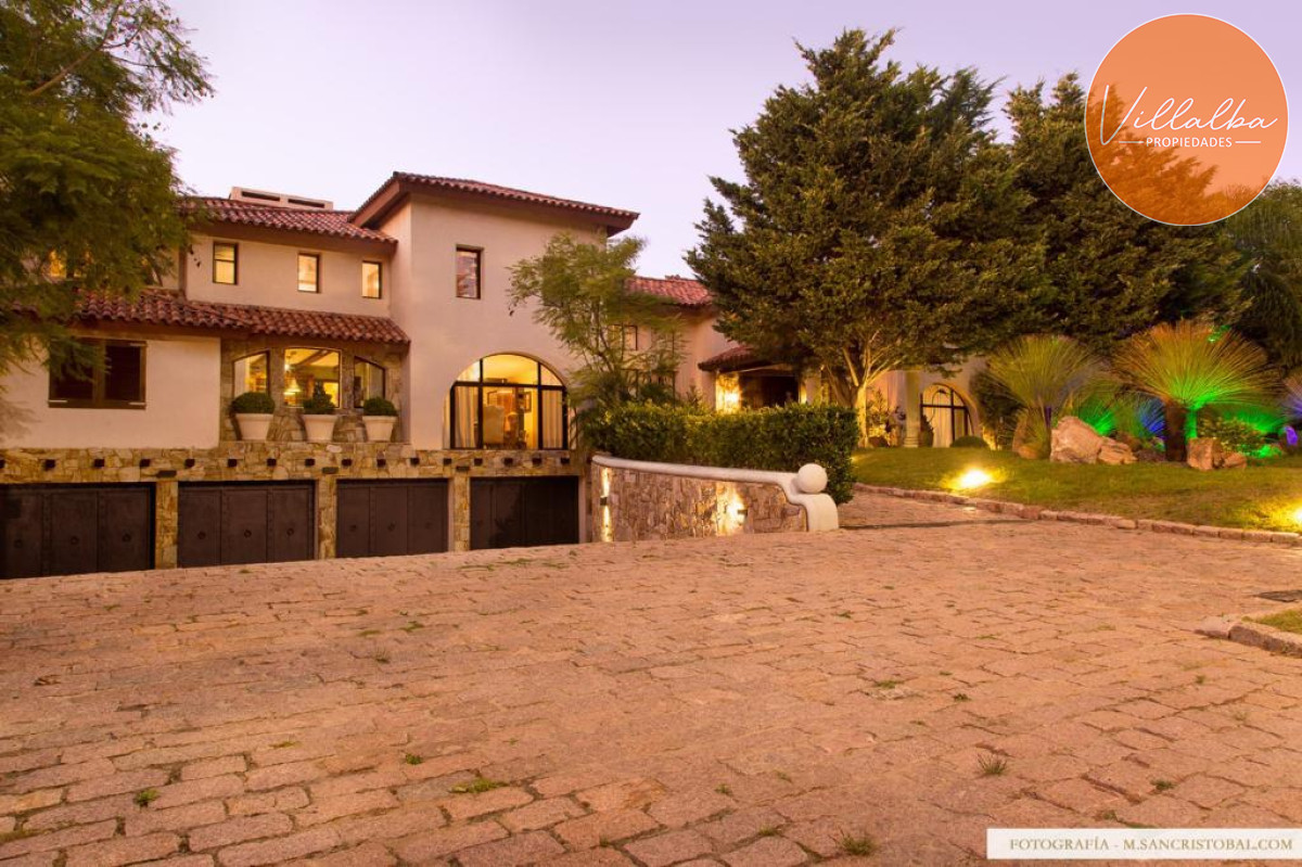 Casa ID.940 - Espectacular casa en el barrio Beverly Hills.