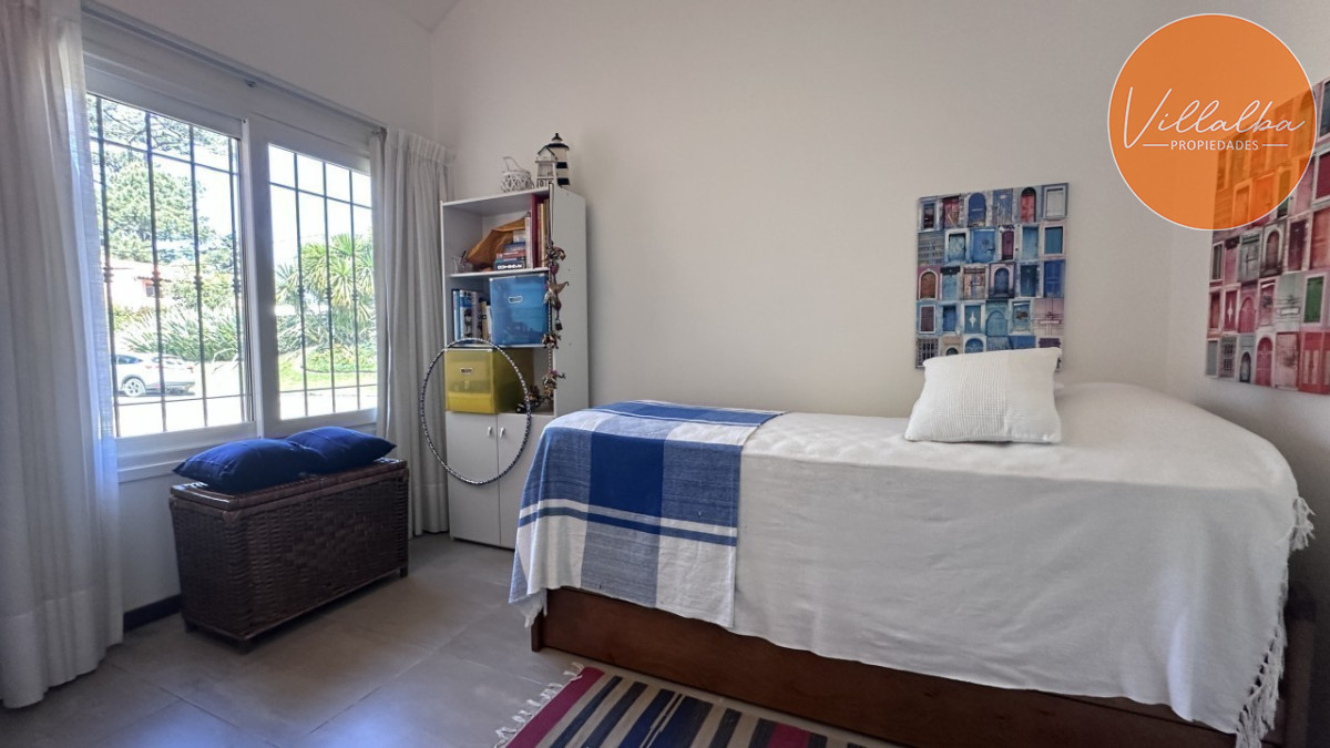 Casa ID.3595 - Casa en venta en Playa Mansa en privilegiada ubicación, una manzana sólo para ella.
