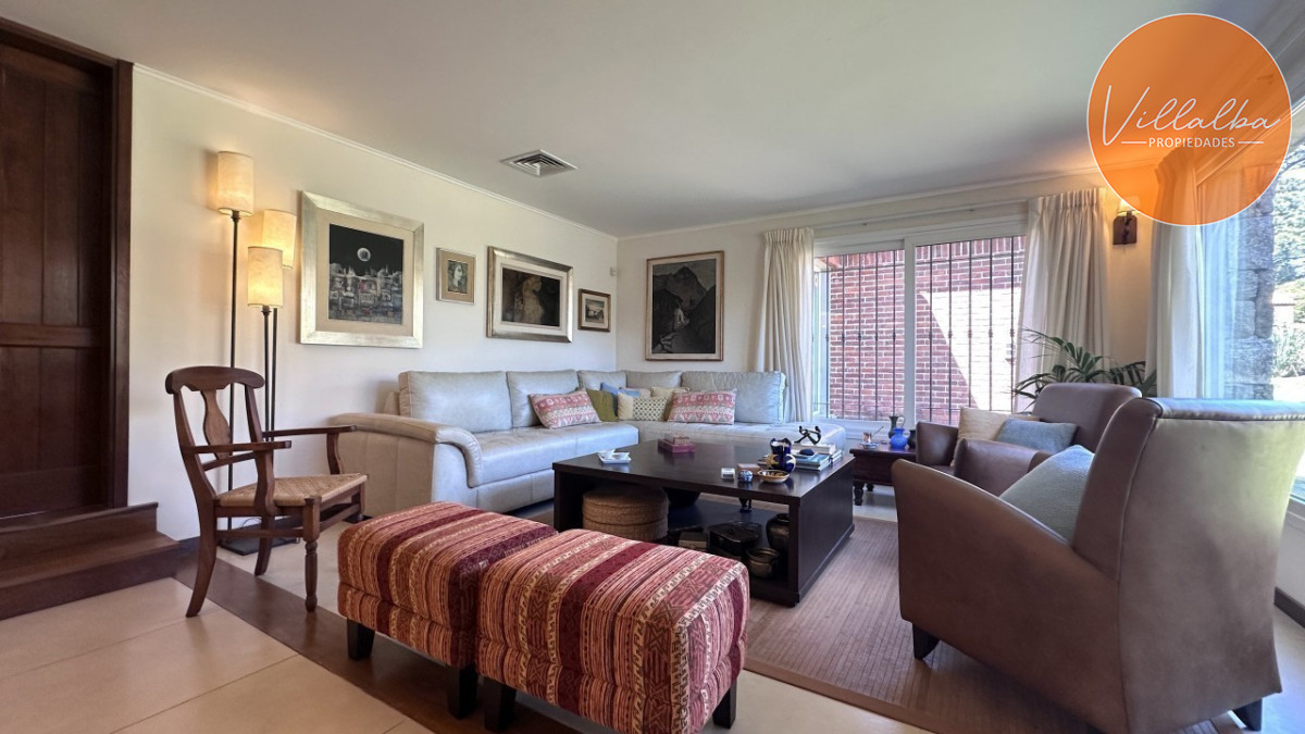 Casa ID.3595 - Casa en venta en Playa Mansa en privilegiada ubicación, una manzana sólo para ella.