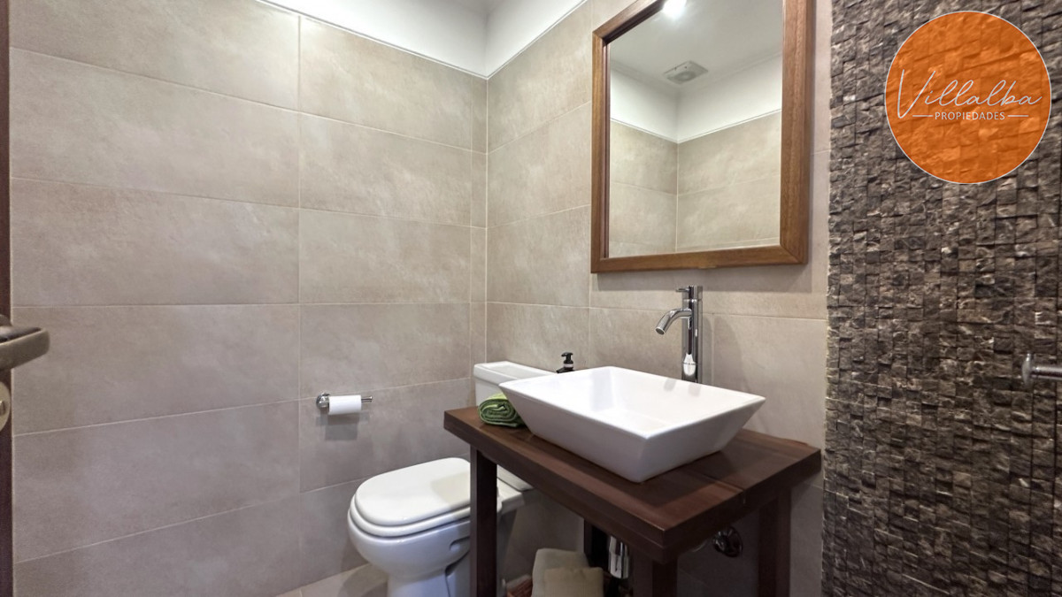 Casa ID.3595 - Casa en venta en Playa Mansa en privilegiada ubicación, una manzana sólo para ella.