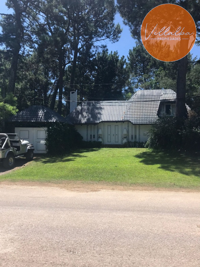 Casa ID.886 - Casa en Venta Pinares con piscina y Parrillero. 