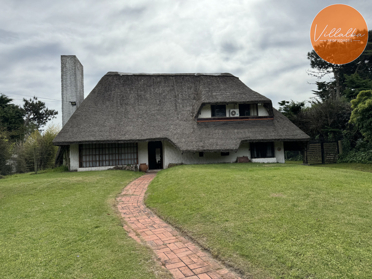 Casa ID.3238 - Casa en venta, 3 dormitorios y dependencia - 