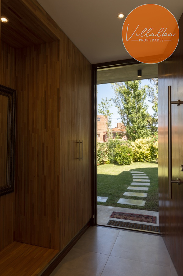 Casa ID.3161 - Casa en Venta Moderna de construccion tradicional, cerca del mar. 