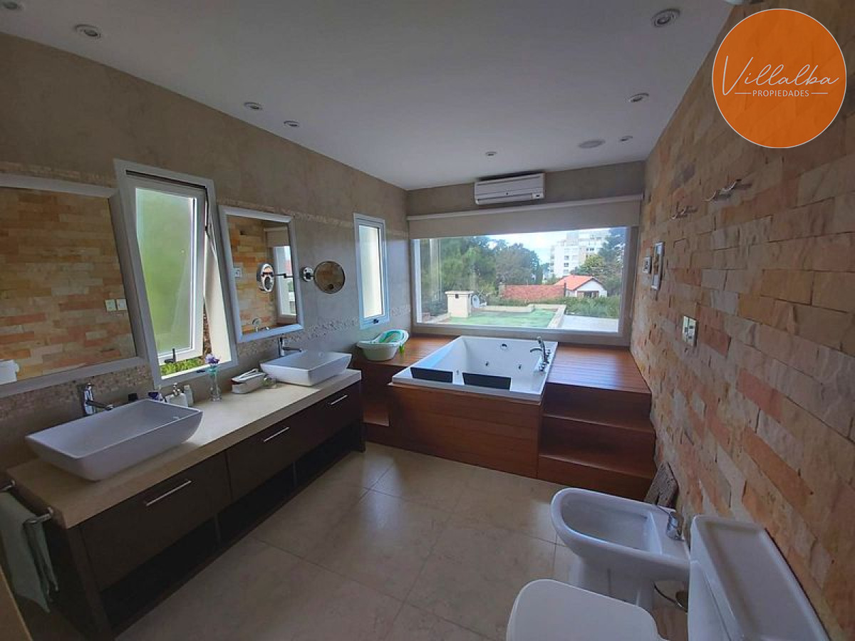 Casa ID.1695 - Pinares   Hermosa casa en venta, a 200mts del mar. 