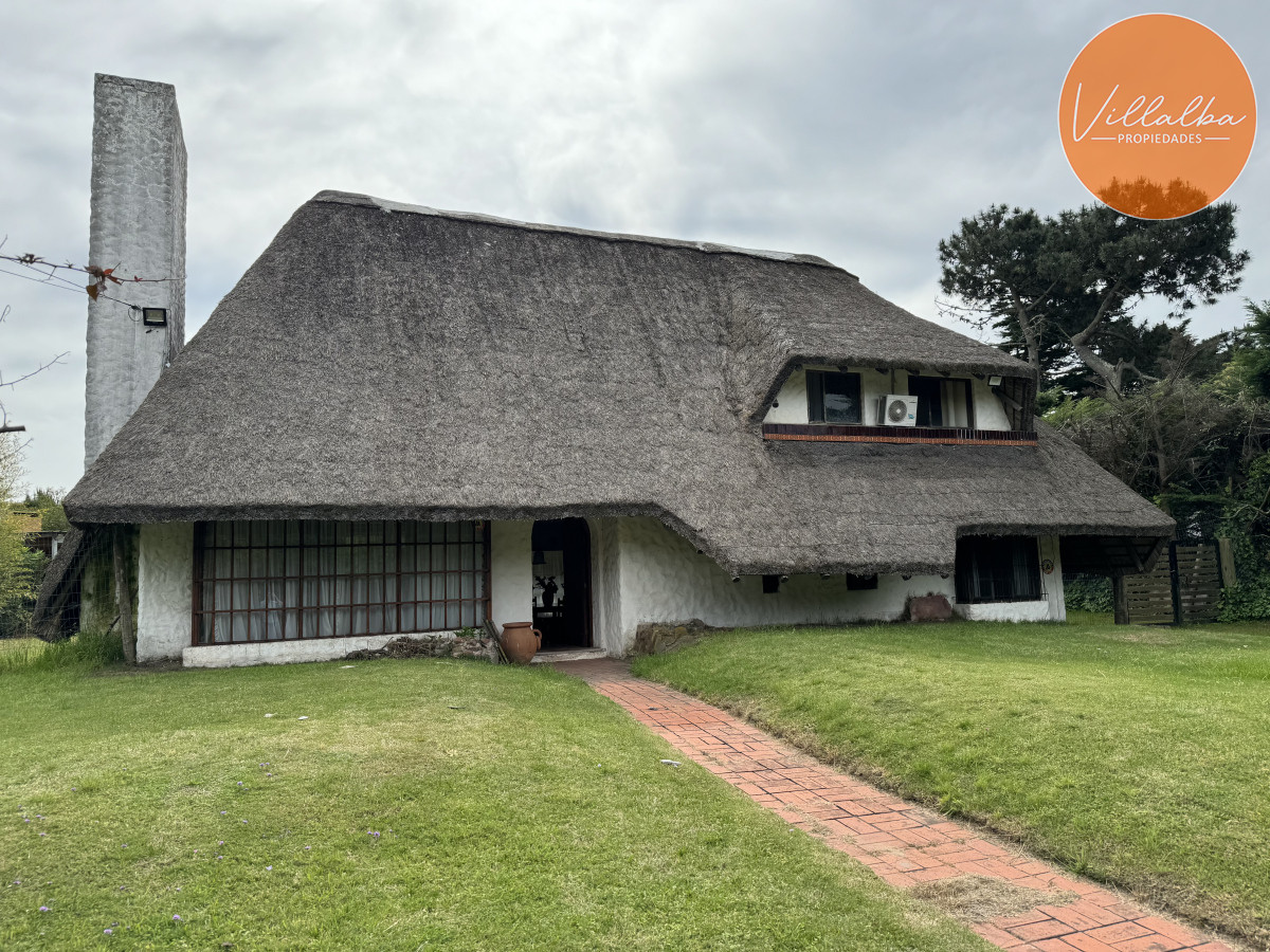 Casa ID.3238 - Casa en venta, 3 dormitorios y dependencia - 