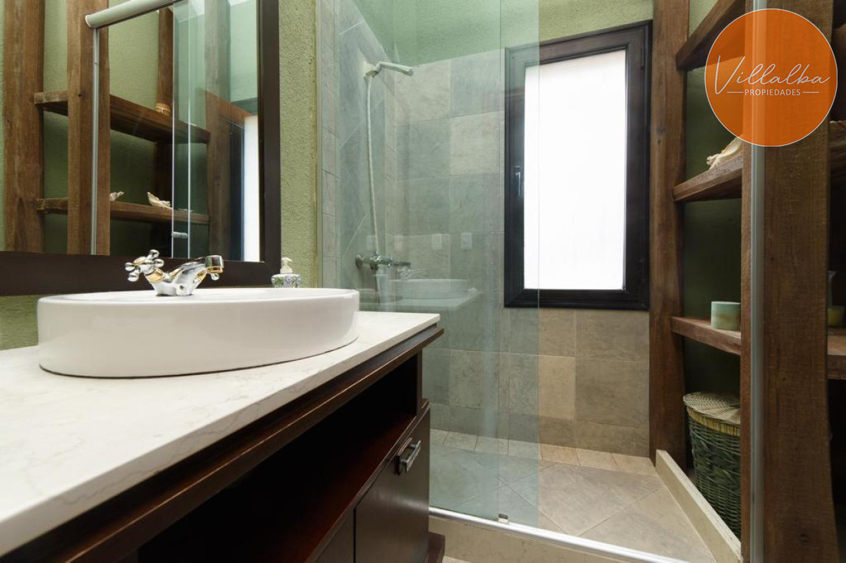 Casa ID.940 - Espectacular casa en el barrio Beverly Hills.
