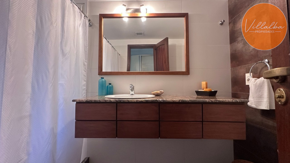 Casa ID.3595 - Casa en venta en Playa Mansa en privilegiada ubicación, una manzana sólo para ella.