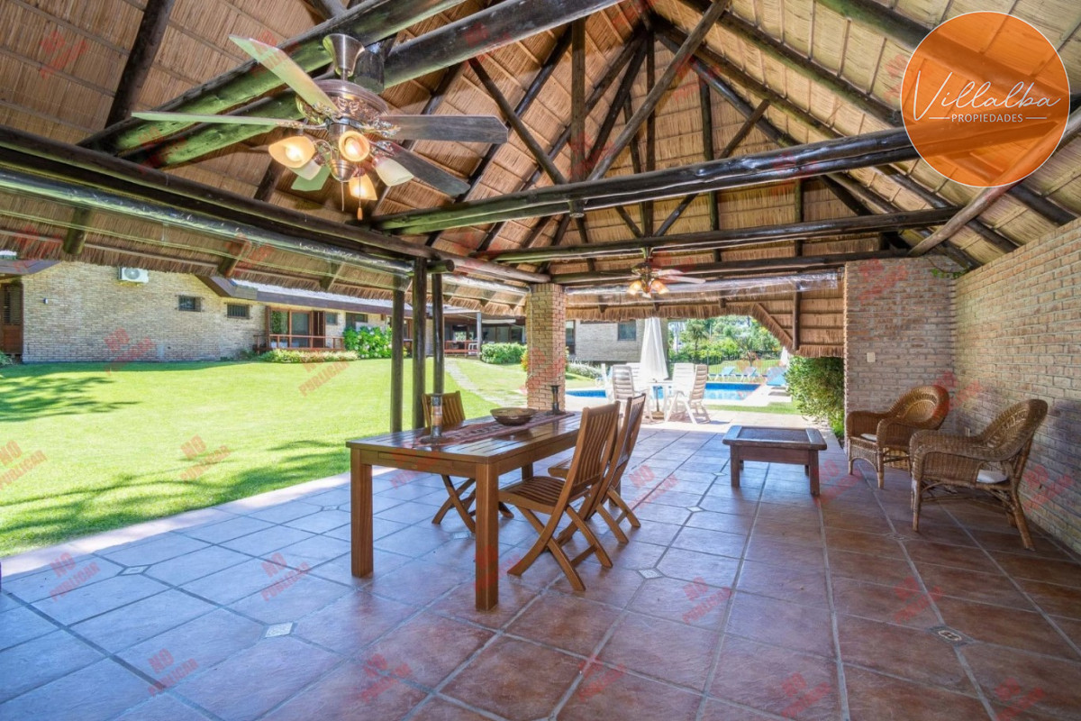 Casa ID.3604 - CASA EN PLAYA MANSA - 5 suites. 
