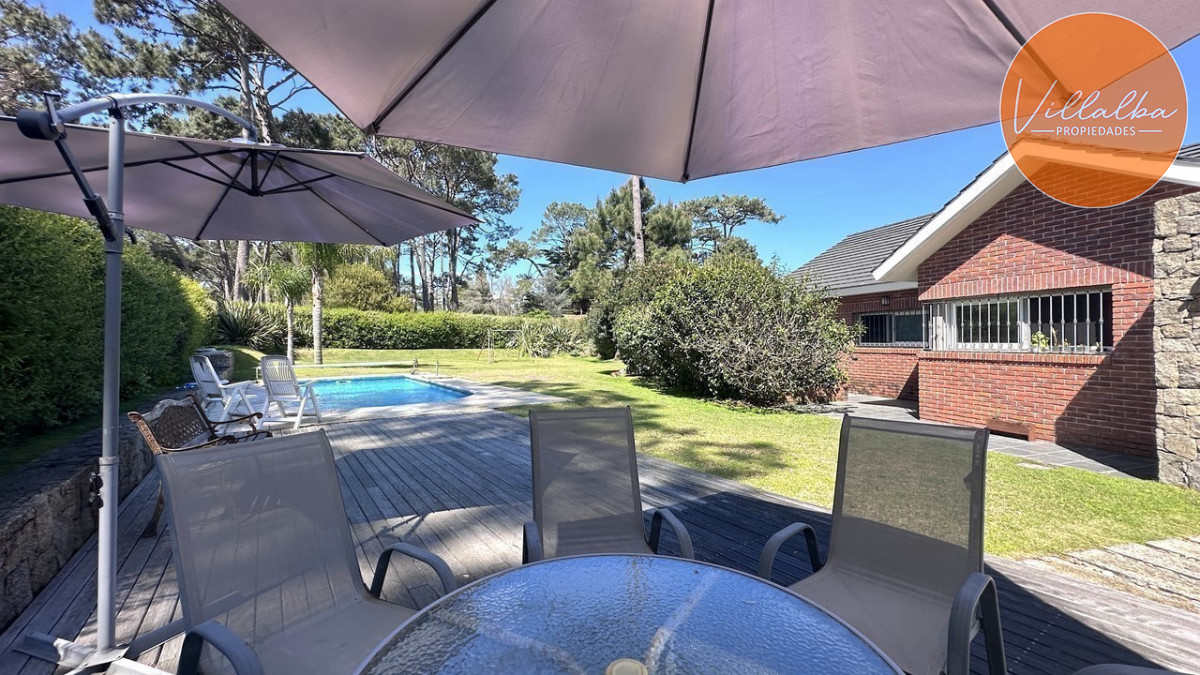 Casa ID.3595 - Casa en venta en Playa Mansa en privilegiada ubicación, una manzana sólo para ella.