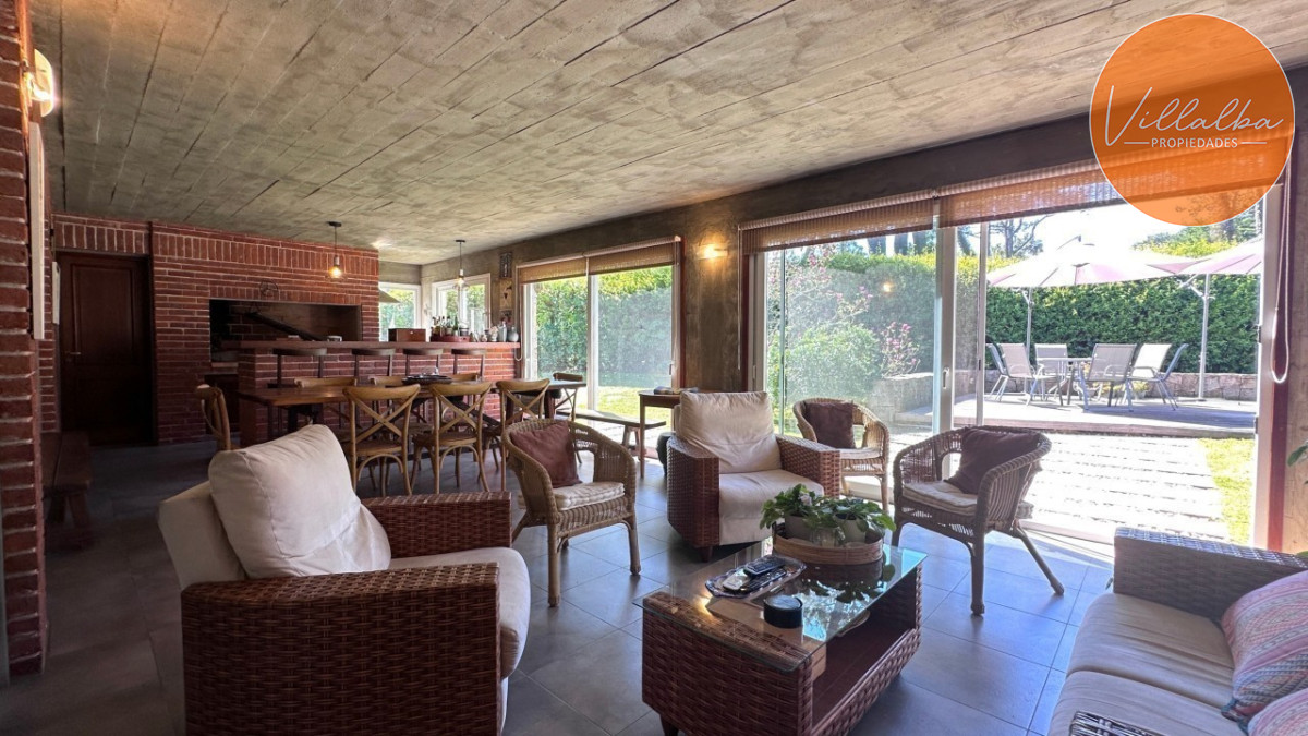 Casa ID.3595 - Casa en venta en Playa Mansa en privilegiada ubicación, una manzana sólo para ella.