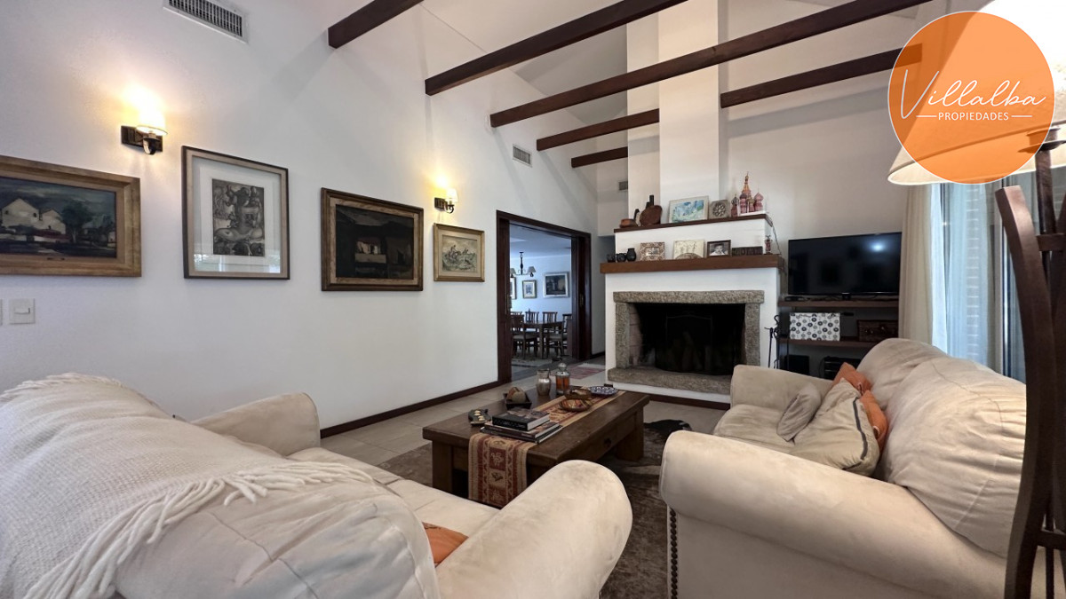 Casa ID.3595 - Casa en venta en Playa Mansa en privilegiada ubicación, una manzana sólo para ella.