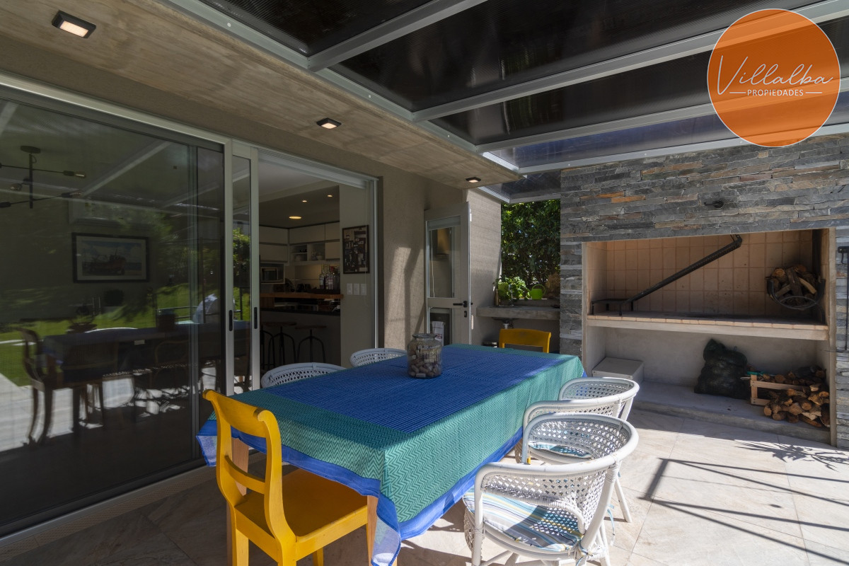 Casa ID.3161 - Casa en Venta Moderna de construccion tradicional, cerca del mar. 