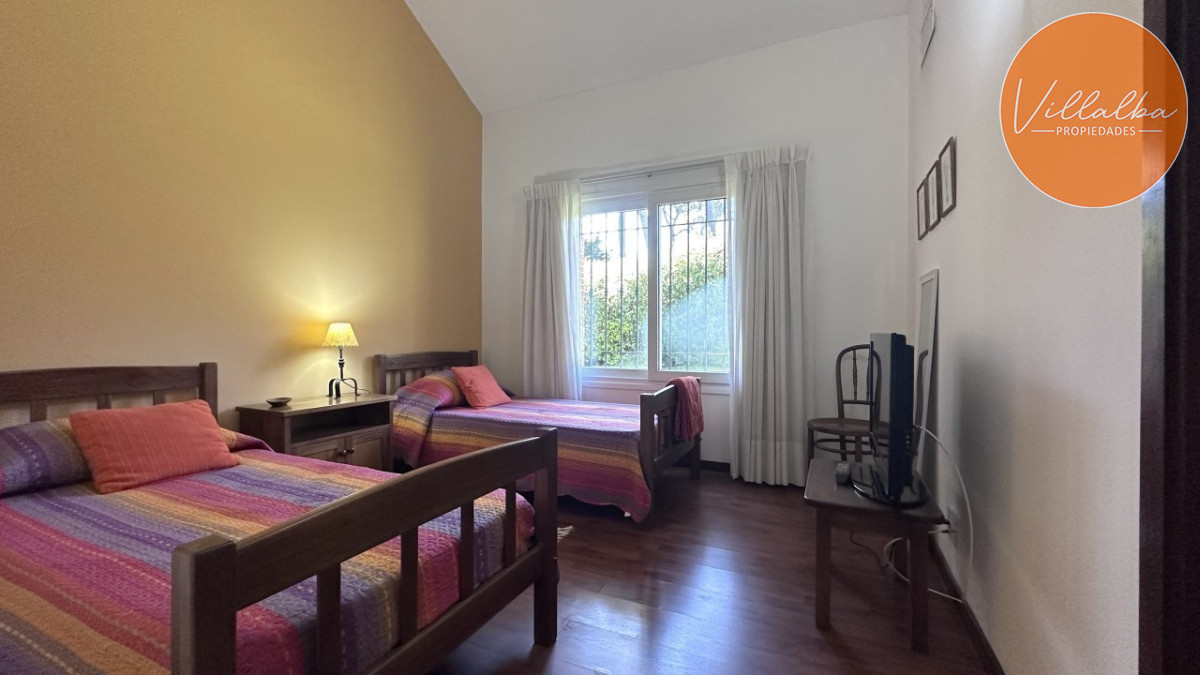 Casa ID.3595 - Casa en venta en Playa Mansa en privilegiada ubicación, una manzana sólo para ella.