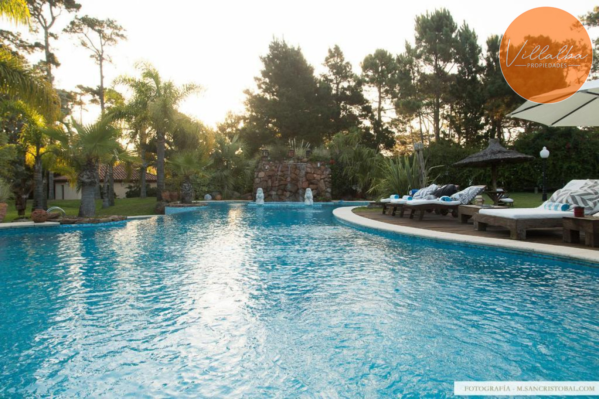 Casa ID.940 - Espectacular casa en el barrio Beverly Hills.
