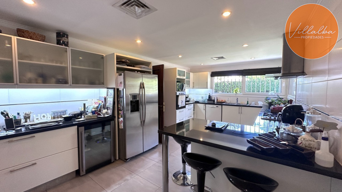Casa ID.3595 - Casa en venta en Playa Mansa en privilegiada ubicación, una manzana sólo para ella.