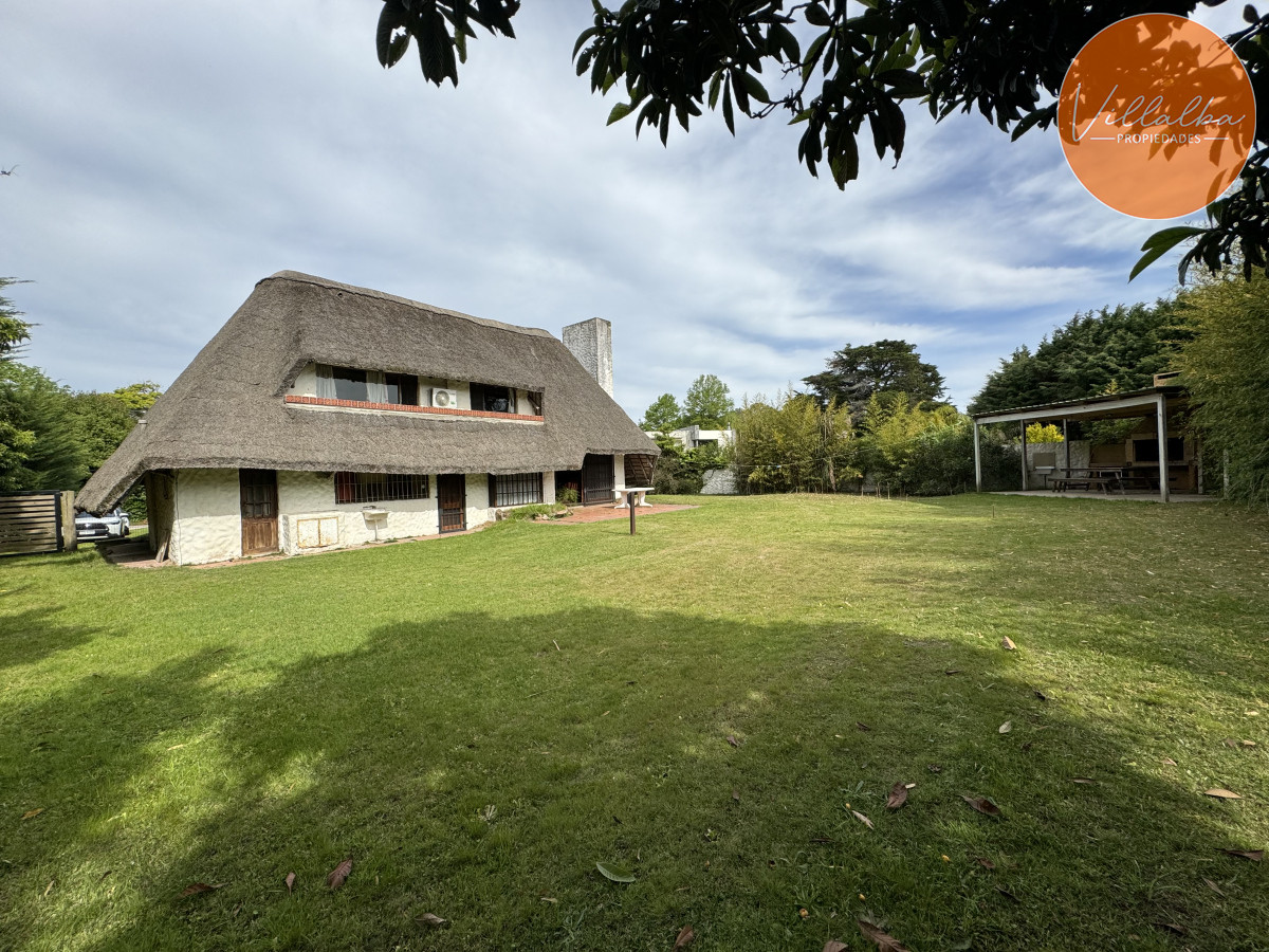 Casa ID.3238 - Casa en venta, 3 dormitorios y dependencia - 