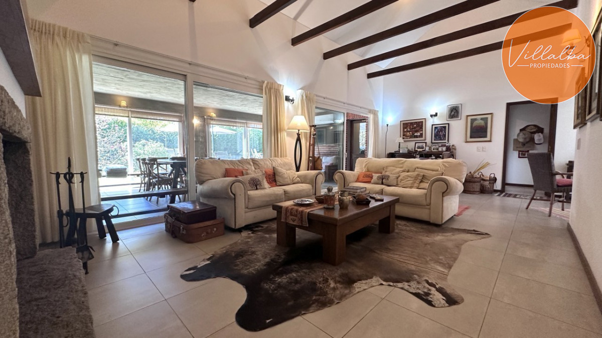 Casa ID.3595 - Casa en venta en Playa Mansa en privilegiada ubicación, una manzana sólo para ella.