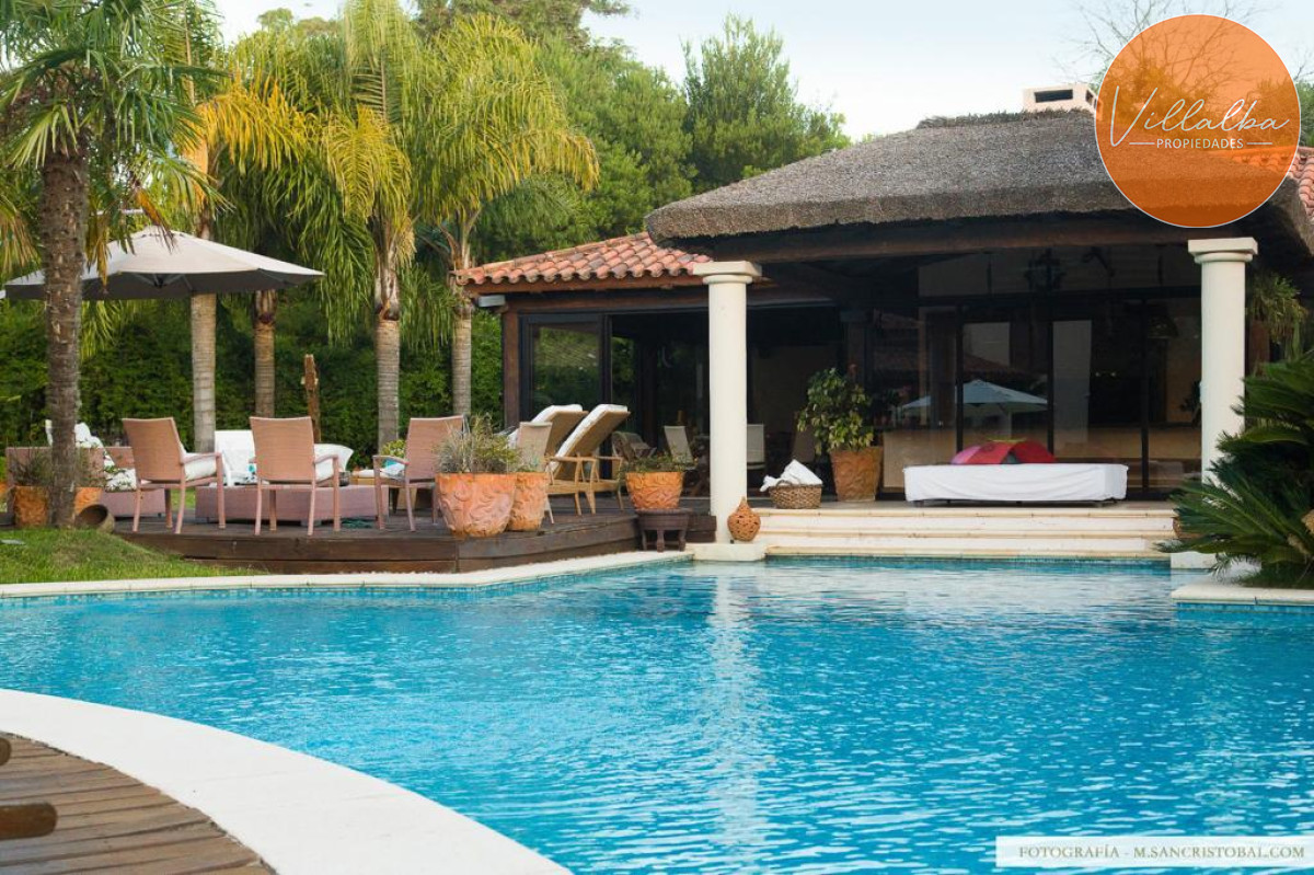 Casa ID.940 - Espectacular casa en el barrio Beverly Hills.
