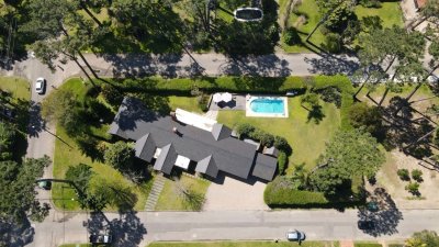 Casa en venta en Playa Mansa en privilegiada ubicación, una manzana sólo para ella.